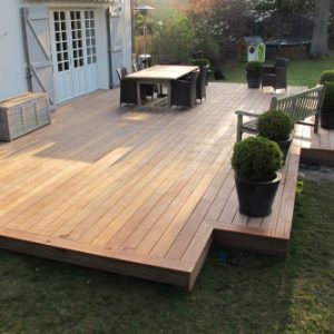 Terrasse en Cumaru, sur un beau jardin