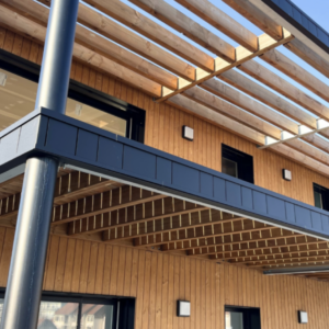 Façade d'un bâtiment avec étage, façade en bardage bois